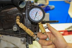 Перевірка тиску оливи у двигуні