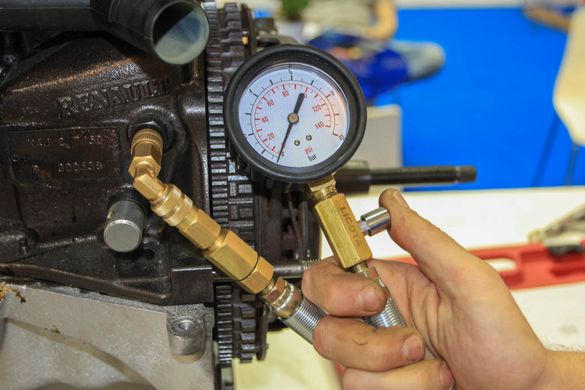 Перевірка тиску оливи у двигуні